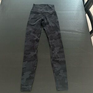 Women’s black and gray Lululemon camo leggings size 2 28”.